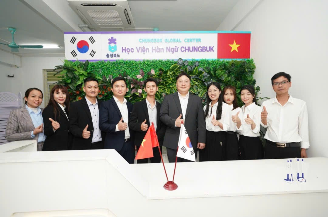 Toàn thể đội ngũ nhân viên của Học Viện ChungBuk tại Việt Nam Toàn thể đội ngũ nhân viên của Học Viện ChungBuk tại Việt Nam