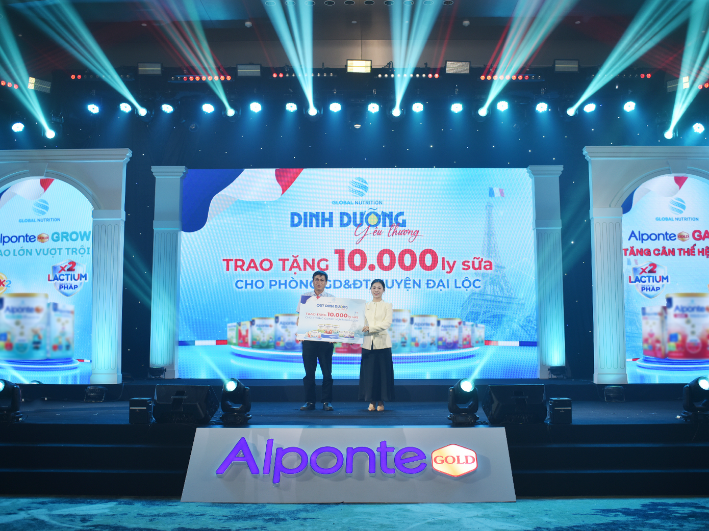 Quỹ Global Nutrition - Dinh dưỡng yêu thương trao tặng 10.000 ly sữa cho Phòng GDĐT huyện Đại Lộc, tỉnh Quảng Nam.