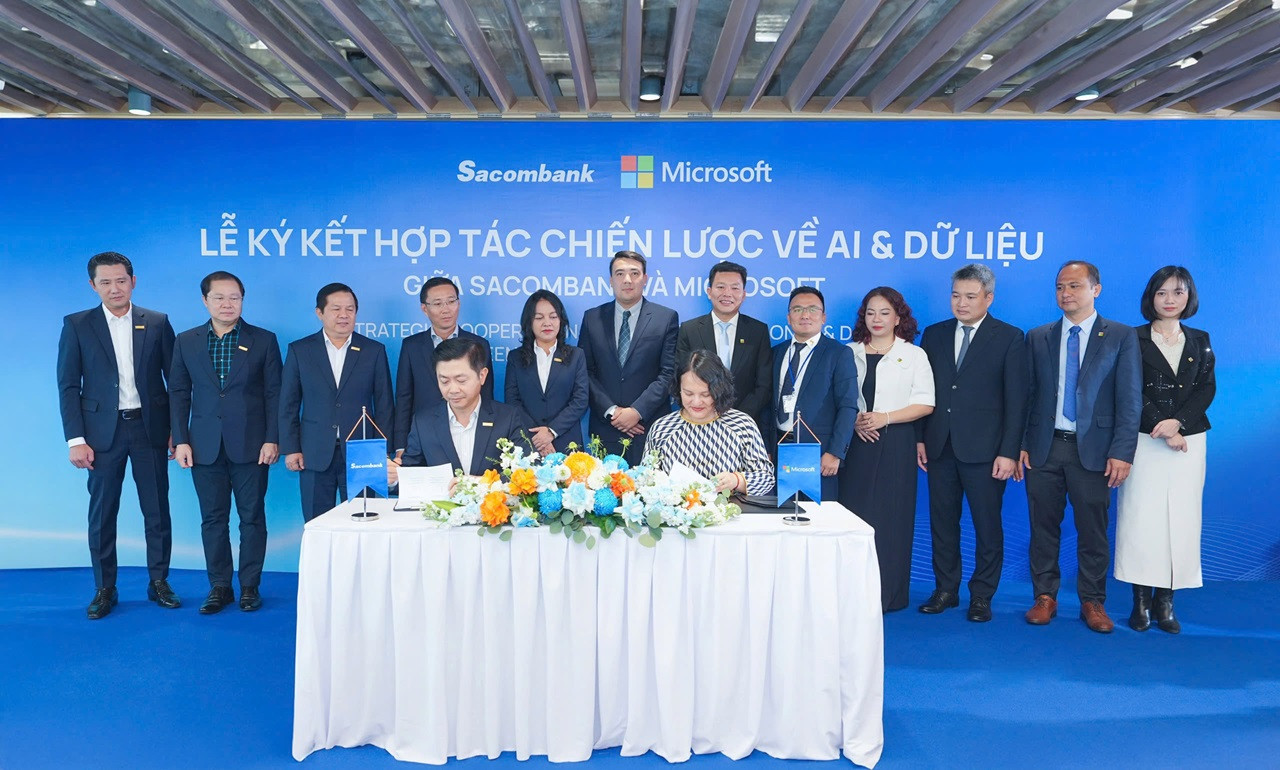 Sacombank và Microsoft sẽ đồng hành trong nhiều hạng mục quan trọng như Tư vấn về chiến lược, kiến trúc AI &amp; dữ liệu; Lộ trình phát triển, áp dụng AI trong ngân hàng. Đại diện ký kết: Ông Nguyễn Minh Tâm - Phó Tổng giám đốc Sacombank và bà Nguyễn Quỳnh Trâm - Tổng giám đốc Microsoft Việt Nam.