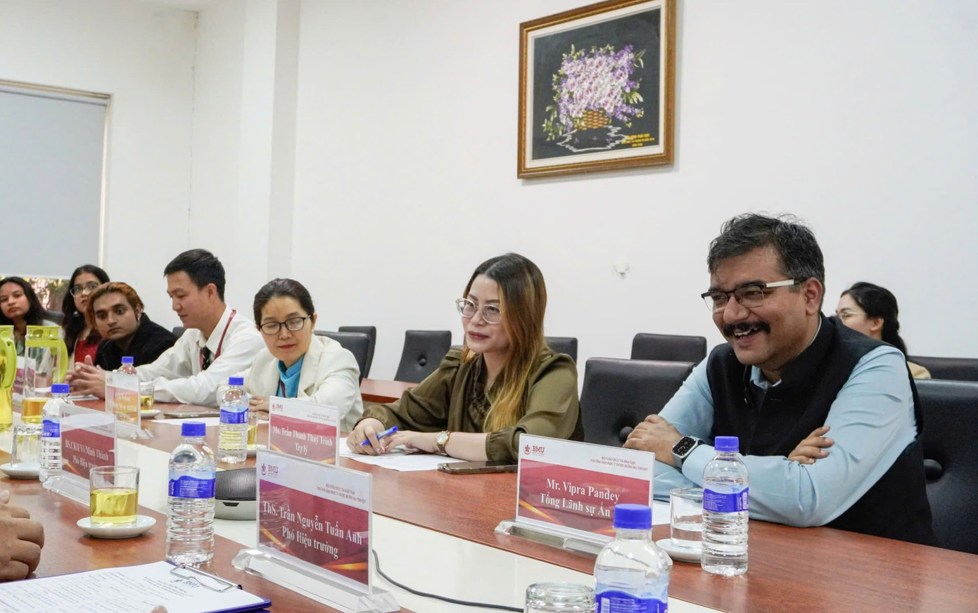 Ông Vipra Pandey - Tổng Lãnh sự Ấn Độ cùng đoàn công tác làm việc tại trường ĐH Y Dược Buôn Ma Thuột Ông Vipra Pandey - Tổng Lãnh sự Ấn Độ cùng đoàn công tác làm việc tại trường ĐH Y Dược Buôn Ma Thuột