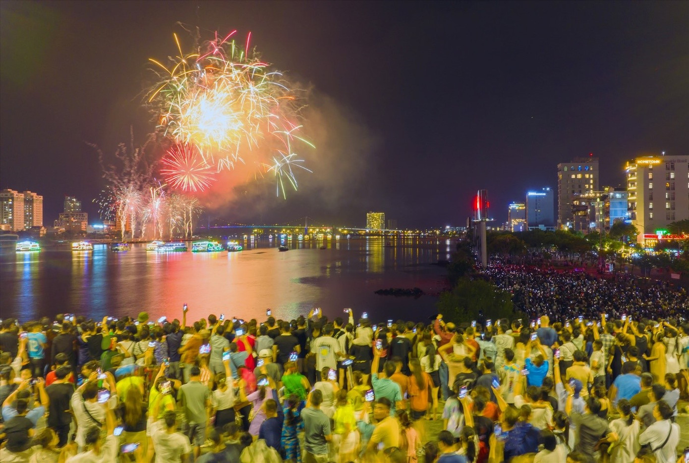 Lễ hội pháo hoa quốc tế Đà Nẵng (DIFF) đã thu hút lượng lớn du khách lưu trú tại thành phố