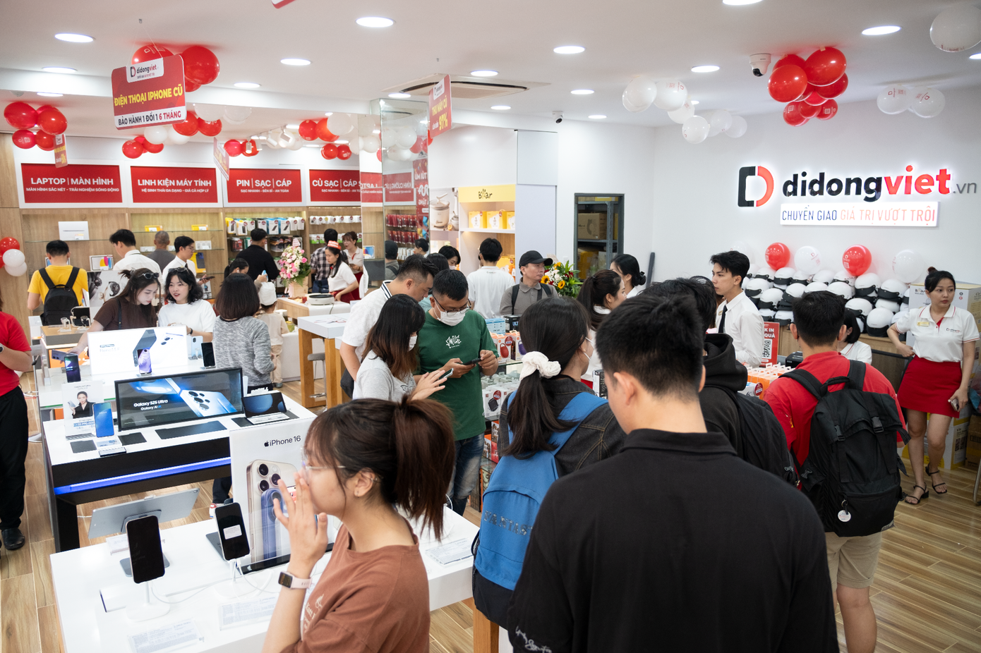 Khách hàng thuận tiện mua sắm hơn khi mọi sản phẩm đều có tại trung tâm mua sắm công nghệ của Di Động Việt.