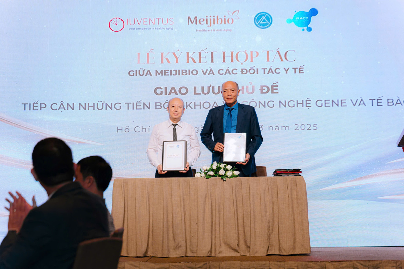 TS.BSCKII. Nguyễn Tiến Dũng và TTƯT Lê Tuyên Hồng Dương – Thành viên đồng sáng lập Viện nghiên cứu và ứng dụng công nghệ tế bào.