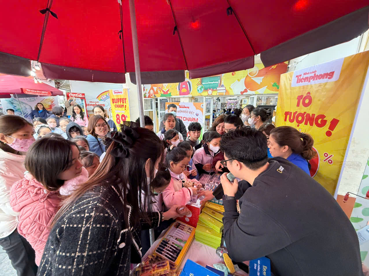 Phụ huynh và học sinh tham gia bốc thăm trúng thưởng tại Nhà sách Tiền Phong Phụ huynh và học sinh tham gia bốc thăm trúng thưởng tại Nhà sách Tiền Phong