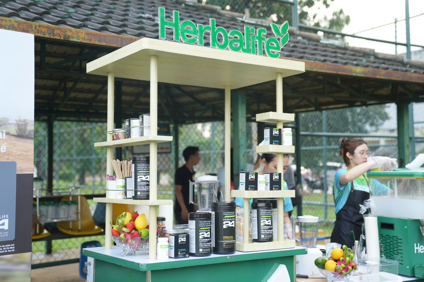 Booth dinh dưỡng Herbalife phục vụ tại sân Booth dinh dưỡng Herbalife phục vụ tại sân