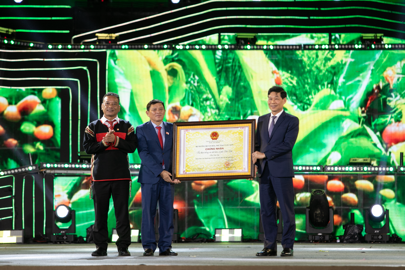 Bộ Văn hóa, Thể thao và Du lịch đã chính thức trao Chứng nhận “Tri thức trồng và chế biến cà phê Đắk Lắk” là Di sản Văn hóa phi Vật thể Quốc gia cho tỉnh Đắk Lắk. Bộ Văn hóa, Thể thao và Du lịch đã chính thức trao Chứng nhận “Tri thức trồng và chế biến cà phê Đắk Lắk” là Di sản Văn hóa phi Vật thể Quốc gia cho tỉnh Đắk Lắk.