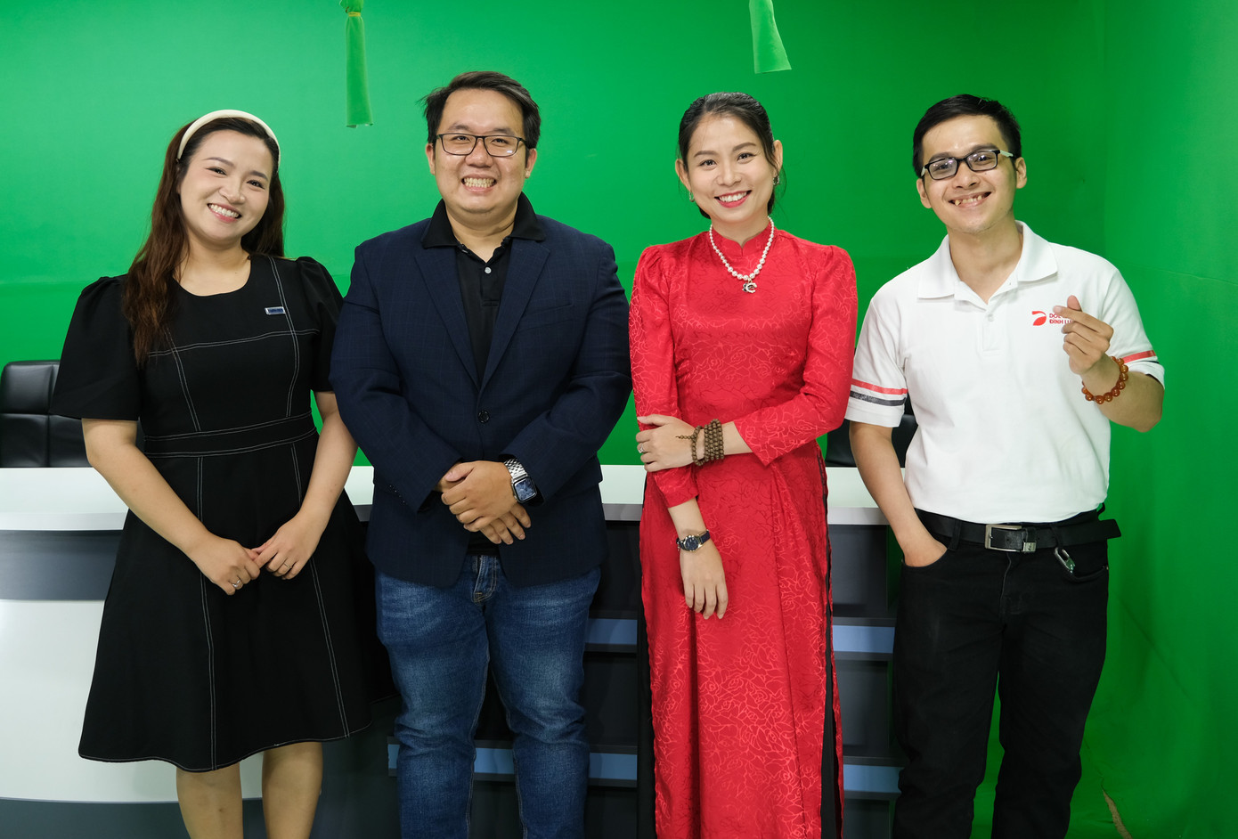 Các khách mời tại chương trình tư vấn trực tuyến - Ảnh VS