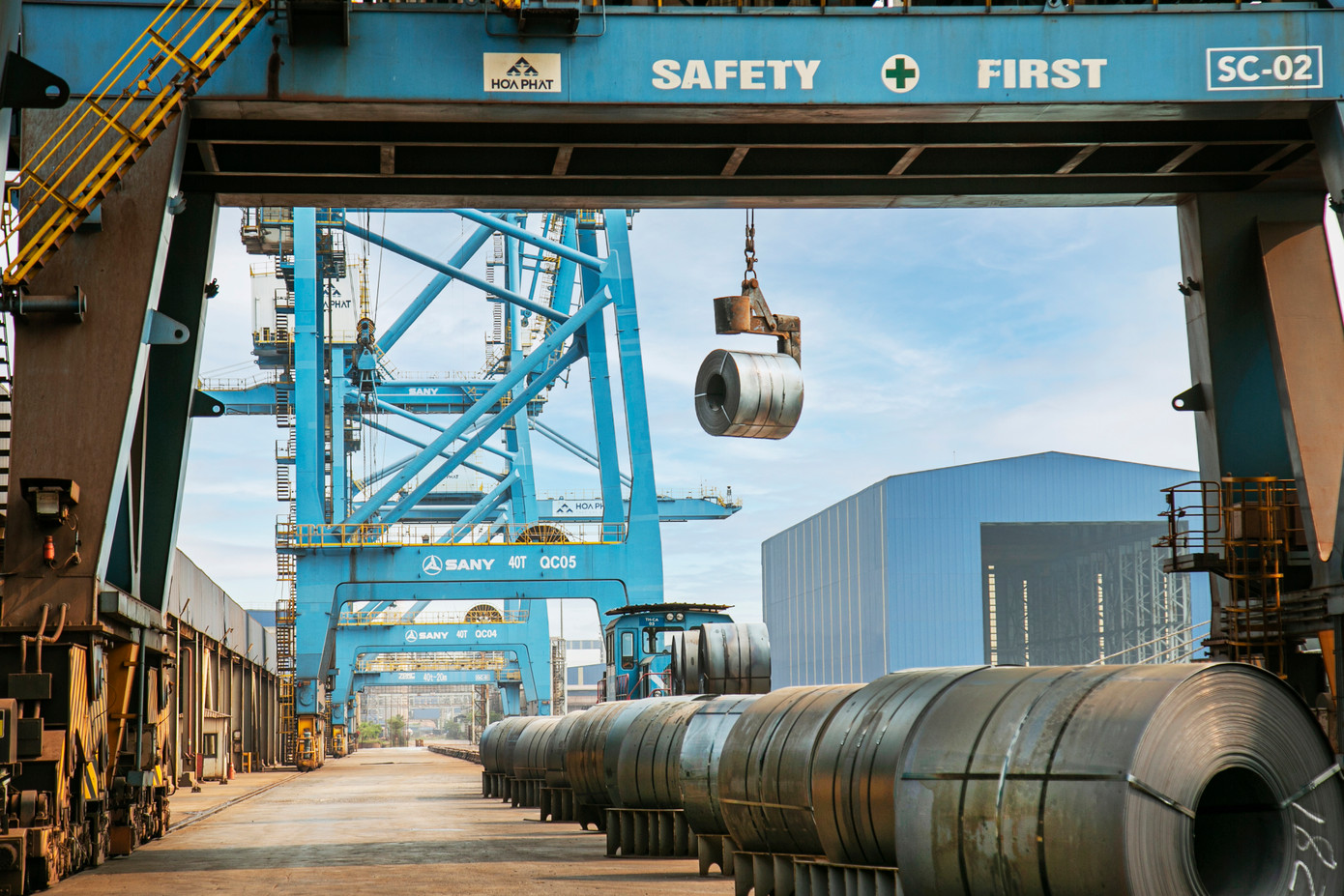 Hoà Phát hoạt động theo 5 lĩnh vực: Gang thép - Sản phẩm thép - Nông nghiệp - Bất động sản - Điện máy gia dụng, sở hữu hệ sinh thái sản phẩm đa dạng chất lượng cao.