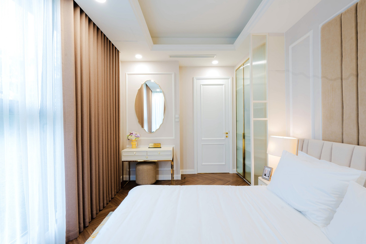 Rời không gian chung vào khu vực phòng ngủ, chủ nhân căn hộ sẽ được chào đón bởi không gian tươi mới, đầy sức sống nhờ hệ cửa kính chạm sàn giúp tăng diện tích đón ánh mặt trời. 100% phòng ngủ của các căn hộ tại Newtown Diamond có cửa sổ đón ánh sáng tự nhiên, góp phần giúp nâng cao sức khỏe và mang lại cảm giác tươi mới mỗi ngày cho chủ nhân căn hộ. Rời không gian chung vào khu vực phòng ngủ, chủ nhân căn hộ sẽ được chào đón bởi không gian tươi mới, đầy sức sống nhờ hệ cửa kính chạm sàn giúp tăng diện tích đón ánh mặt trời. 100% phòng ngủ của các căn hộ tại Newtown Diamond có cửa sổ đón ánh sáng tự nhiên, góp phần giúp nâng cao sức khỏe và mang lại cảm giác tươi mới mỗi ngày cho chủ nhân căn hộ.