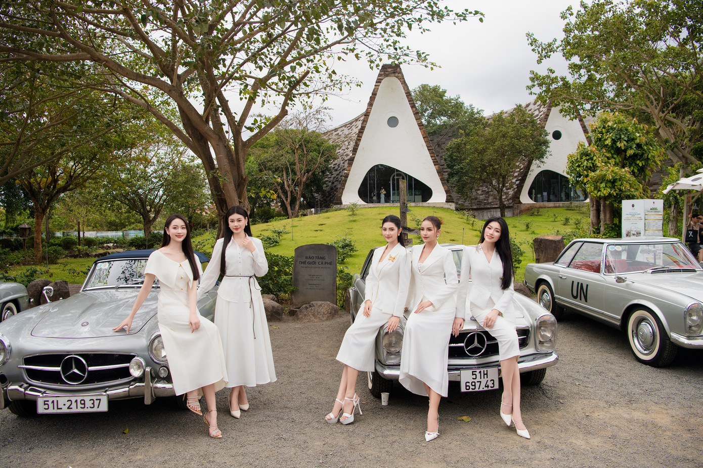Dàn hoa hậu, á hậu và hoa khôi hào hứng đến tham quan Bảo tàng Thế giới cà phê – công trình kiến trúc biểu tượng của ngành cà phê Việt Nam (Ảnh: Tô Thanh Tân)
