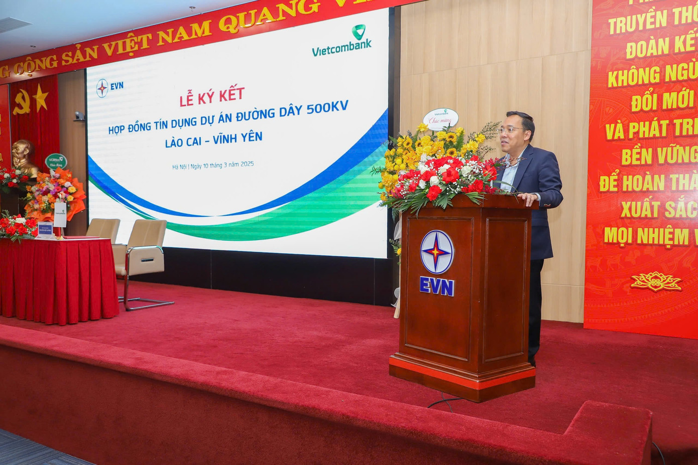 Thứ trưởng Bộ Công Thương Nguyễn Hoàng Long khẳng định hợp đồng tín dụng Dự án đường dây 500 kV Lào Cai – Vĩnh Yên đóng vai trò quan trọng và là điểm nhấn trong quan hệ đối tác giữa EVN và Vietcombank