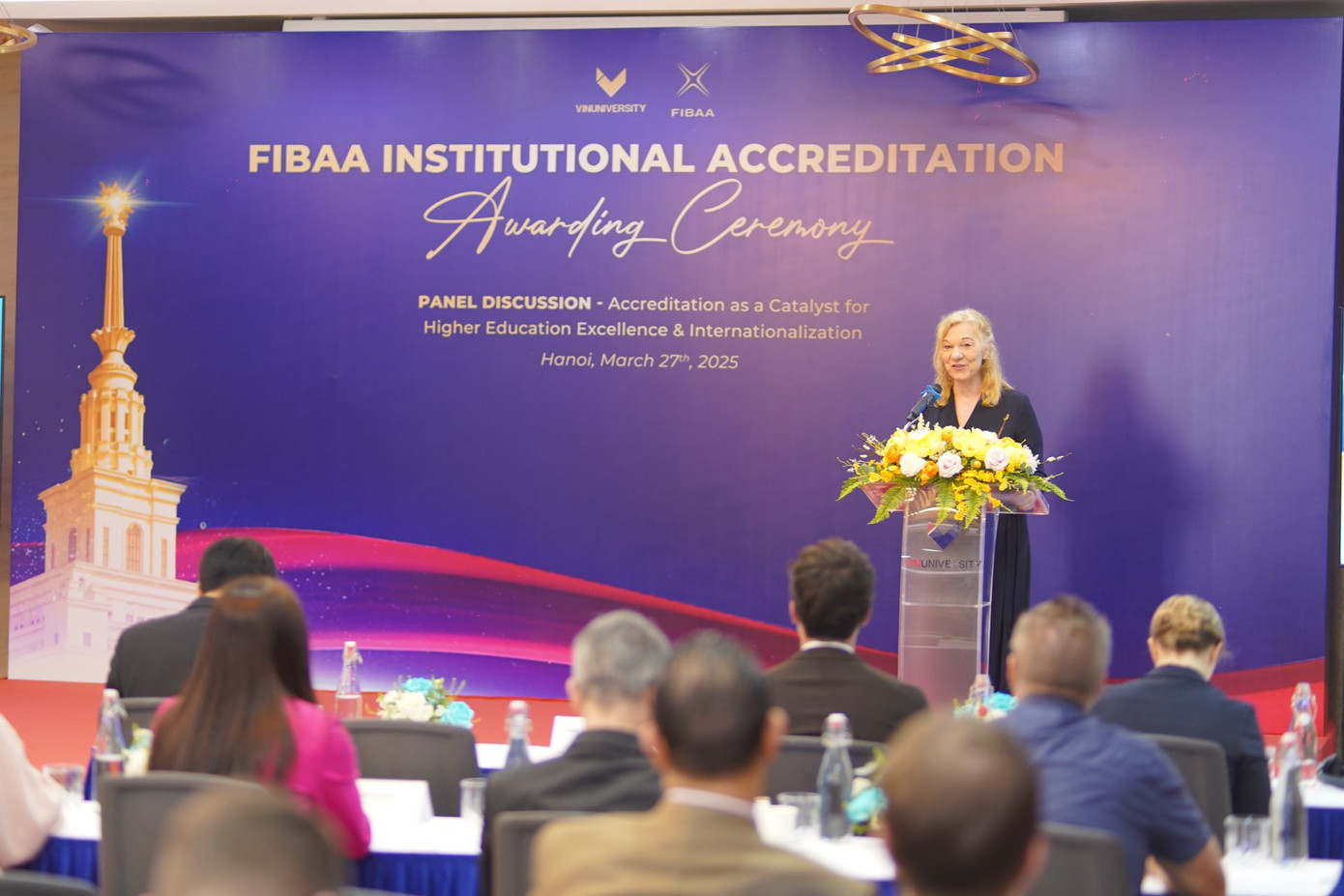 Bà Mag.a Diane Freiberger - Giám đốc Điều hành tổ chức kiểm định FIBAA phát biểu chúc mừng tại buổi lễ Bà Mag.a Diane Freiberger - Giám đốc Điều hành tổ chức kiểm định FIBAA phát biểu chúc mừng tại buổi lễ