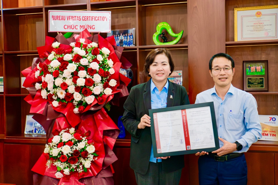 Ông Trần Mạnh Hà – Phó giám đốc EPS nhận chứng nhận ISO từ tổ chức BVC