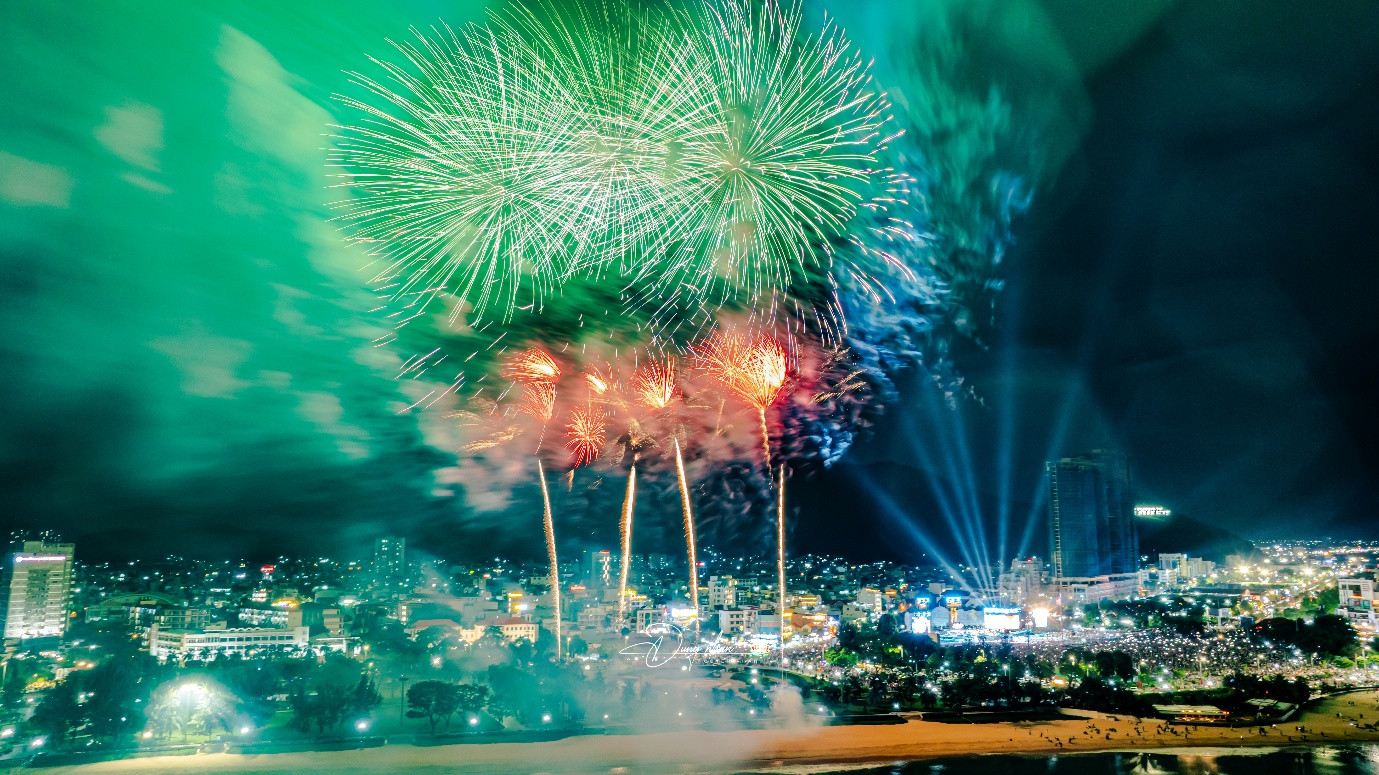 FLC Group là nhà tài trợ cho màn pháo hoa rực rỡ với 800 viên pháo tầm cao và 150 viên pháo tầm thấp. Ảnh: Nguyễn Phan Dũng Nhân FLC Group là nhà tài trợ cho màn pháo hoa rực rỡ với 800 viên pháo tầm cao và 150 viên pháo tầm thấp. Ảnh: Nguyễn Phan Dũng Nhân