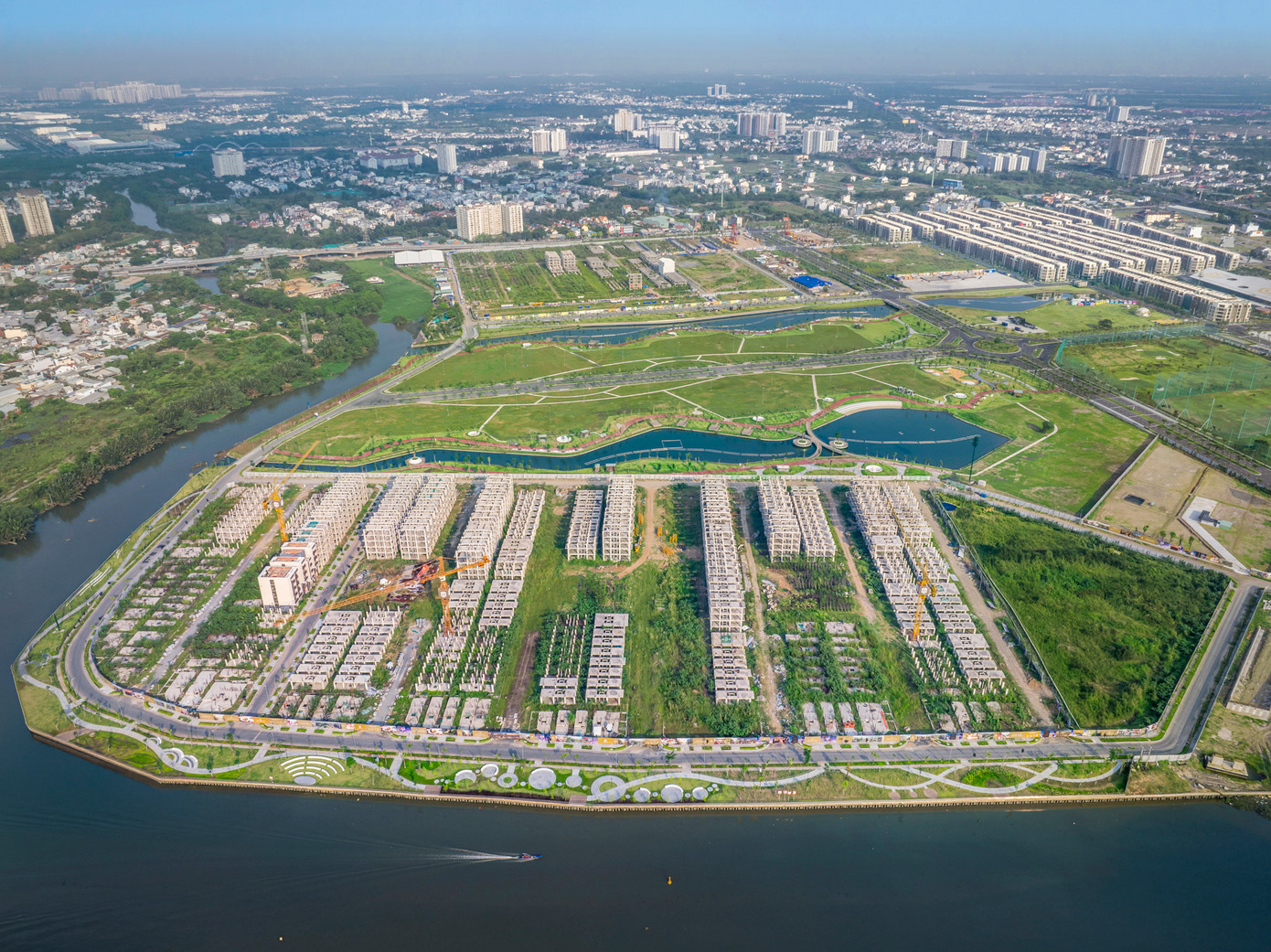 Khu bán đảo villa vườn thu hút sự quan tâm của thị trường. Khu bán đảo villa vườn thu hút sự quan tâm của thị trường.