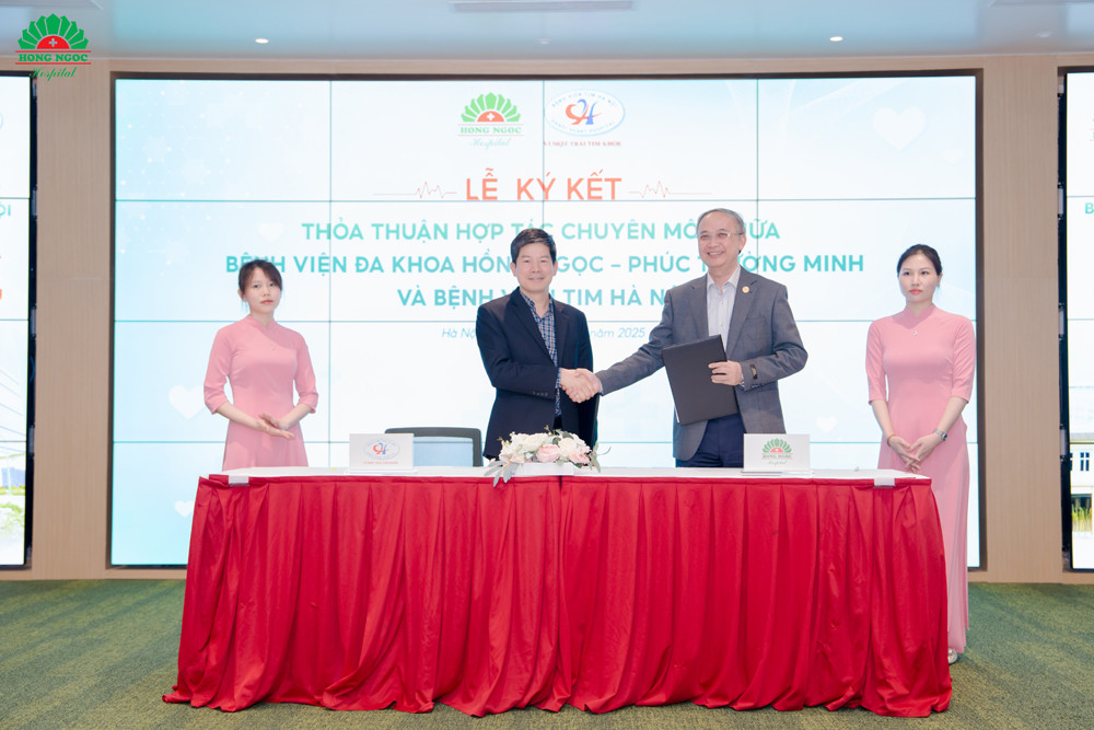 PGS.TS.BS Nguyễn Sinh Hiền – Giám đốc Bệnh viện Tim Hà Nội và PGS.TS.BS Lê Văn Thạch – Giám đốc Bệnh viện Đa khoa Hồng Ngọc - Phúc Trường Minh ký thỏa thuận hợp tác