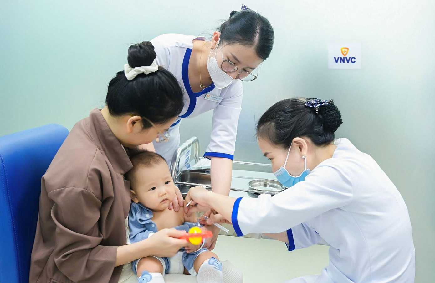 VNVC đã tiêm hàng trăm liều vắc xin sởi phòng dịch cho trẻ em và người lớn từ khi dịch bùng phát tại TP.HCM. Ảnh: Anh Lê VNVC đã tiêm hàng trăm liều vắc xin sởi phòng dịch cho trẻ em và người lớn từ khi dịch bùng phát tại TP.HCM. Ảnh: Anh Lê