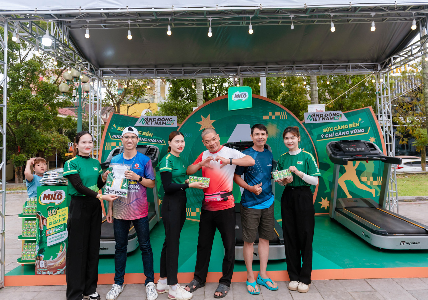 Khu vực trải nghiệm thể lực “Năng Động Việt Nam” của Nestlé MILO tại Giải Tiền Phong Marathon 2025, nơi người tham dự có thể tham gia thử thách chạy bộ, kiểm tra sức bền và nhận quà tặng từ nhãn hàng. Khu vực trải nghiệm thể lực “Năng Động Việt Nam” của Nestlé MILO tại Giải Tiền Phong Marathon 2025, nơi người tham dự có thể tham gia thử thách chạy bộ, kiểm tra sức bền và nhận quà tặng từ nhãn hàng.