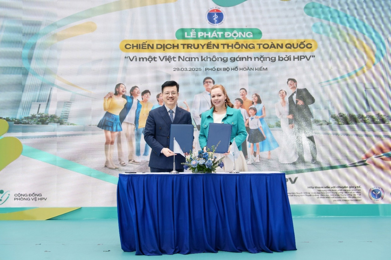 Ông Vũ Mạnh Cường, Giám đốc Trung tâm Truyền thông, Giáo dục Sức khỏe Trung ương, Bộ Y tế và bà Katharina Geppert, Tổng Giám đốc MSD Việt Nam trong buổiký kết hợp tác triển khai chiến dịch trên toàn quốc.