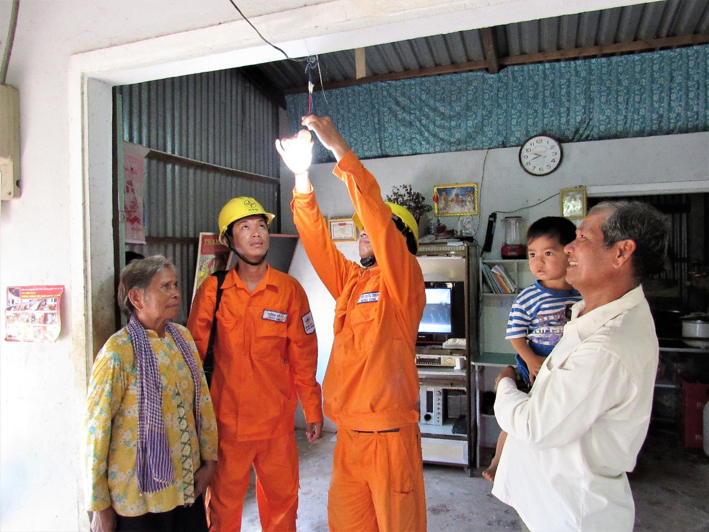 Nhân viên ngành Điện lực miền Nam chăm sóc khách hàng sử dụng điện