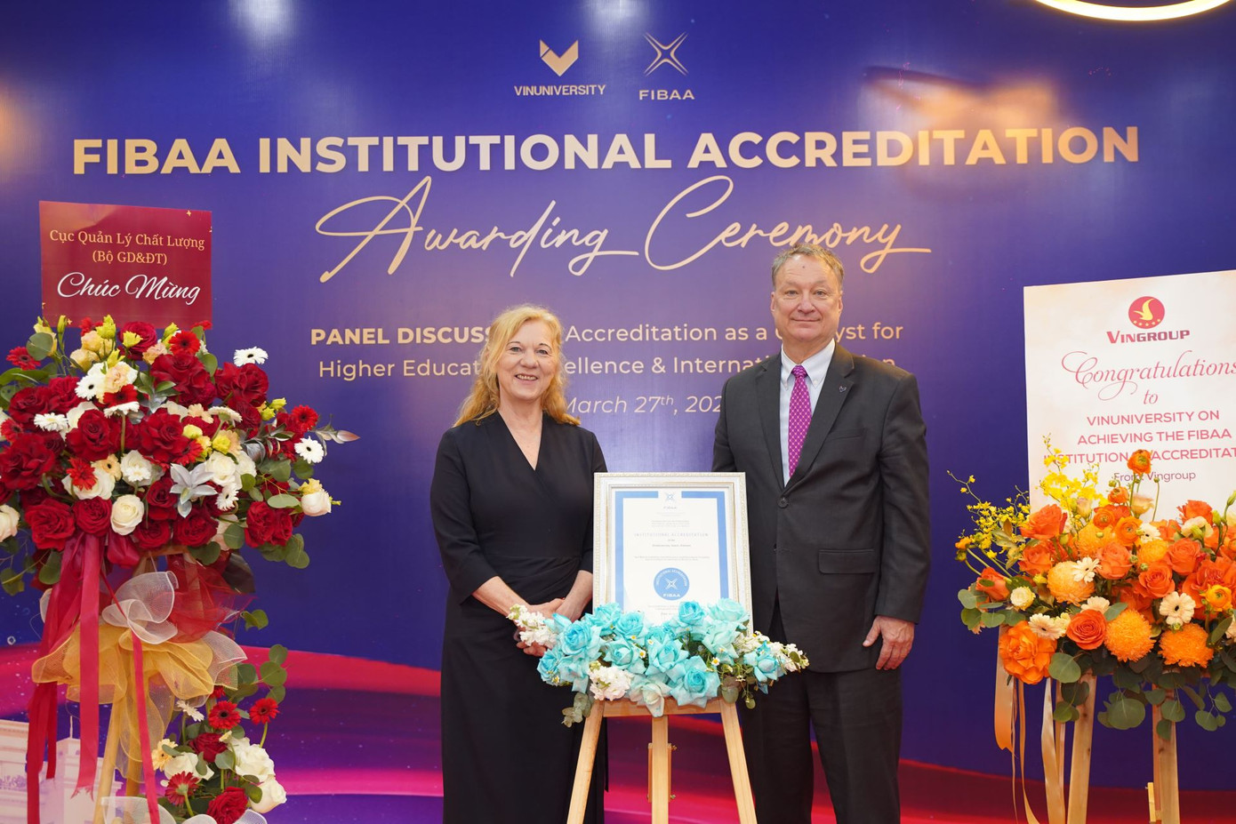 Hiệu trưởng Trường Đại học VinUni nhận Dấu Chất lượng FIBAA từ Giám đốc Ủy ban Kiểm định và Chứng nhận FIBAA từ Giám đốc Điều hành tổ chức kiểm định Hiệu trưởng Trường Đại học VinUni nhận Dấu Chất lượng FIBAA từ Giám đốc Ủy ban Kiểm định và Chứng nhận FIBAA từ Giám đốc Điều hành tổ chức kiểm định