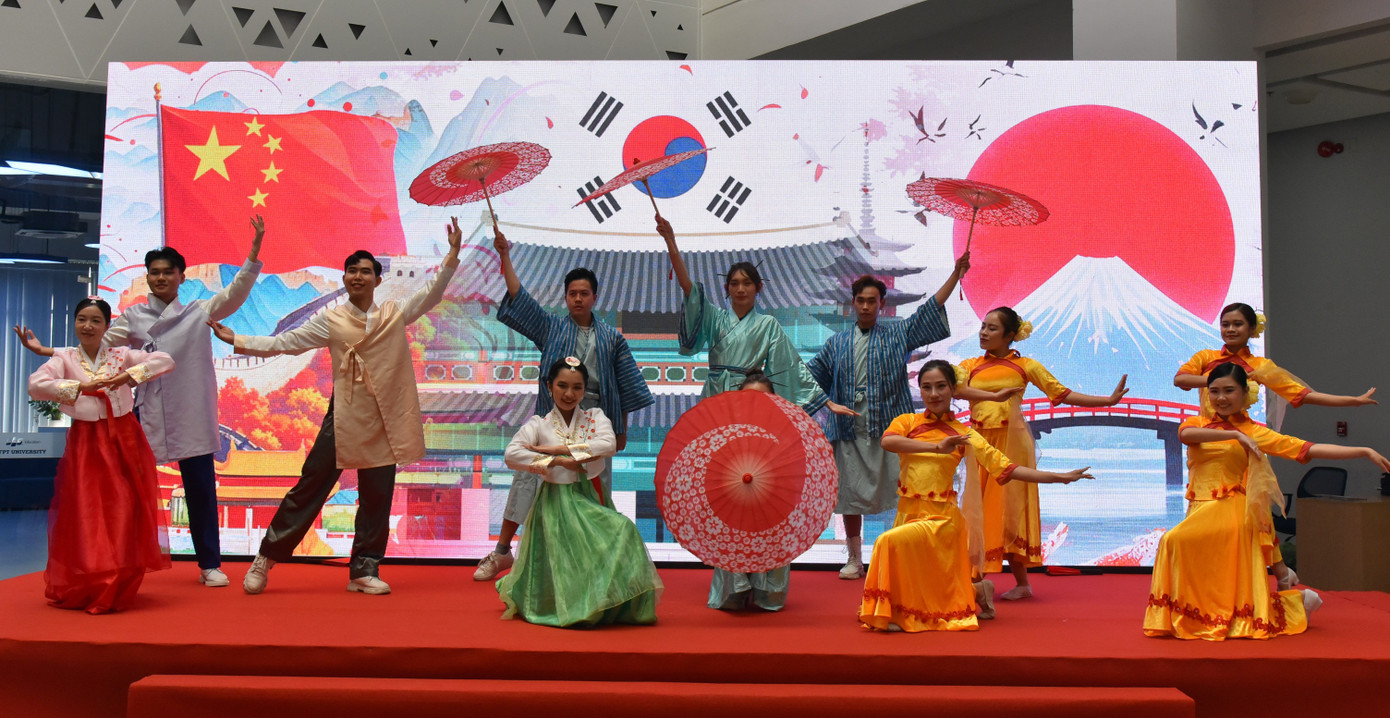 Sinh viên biểu diễn văn hóa Nhật Bản tại ngày hội. Sinh viên biểu diễn văn hóa Nhật Bản tại ngày hội.