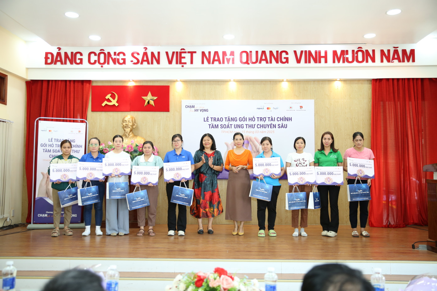 Trao tặng suất tầm soát ung thư cho phụ nữ khó khăn tại TPHCM