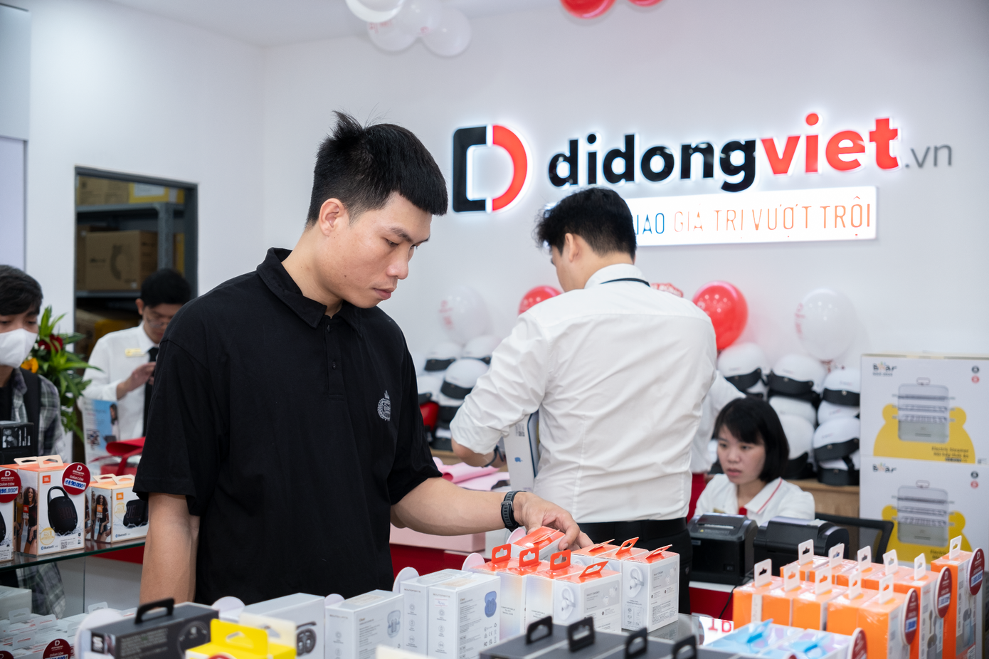 Không chỉ di động, khách hàng có thêm rất nhiều lựa chọn, tận hưởng chính sách độc quyền tại hệ thống.