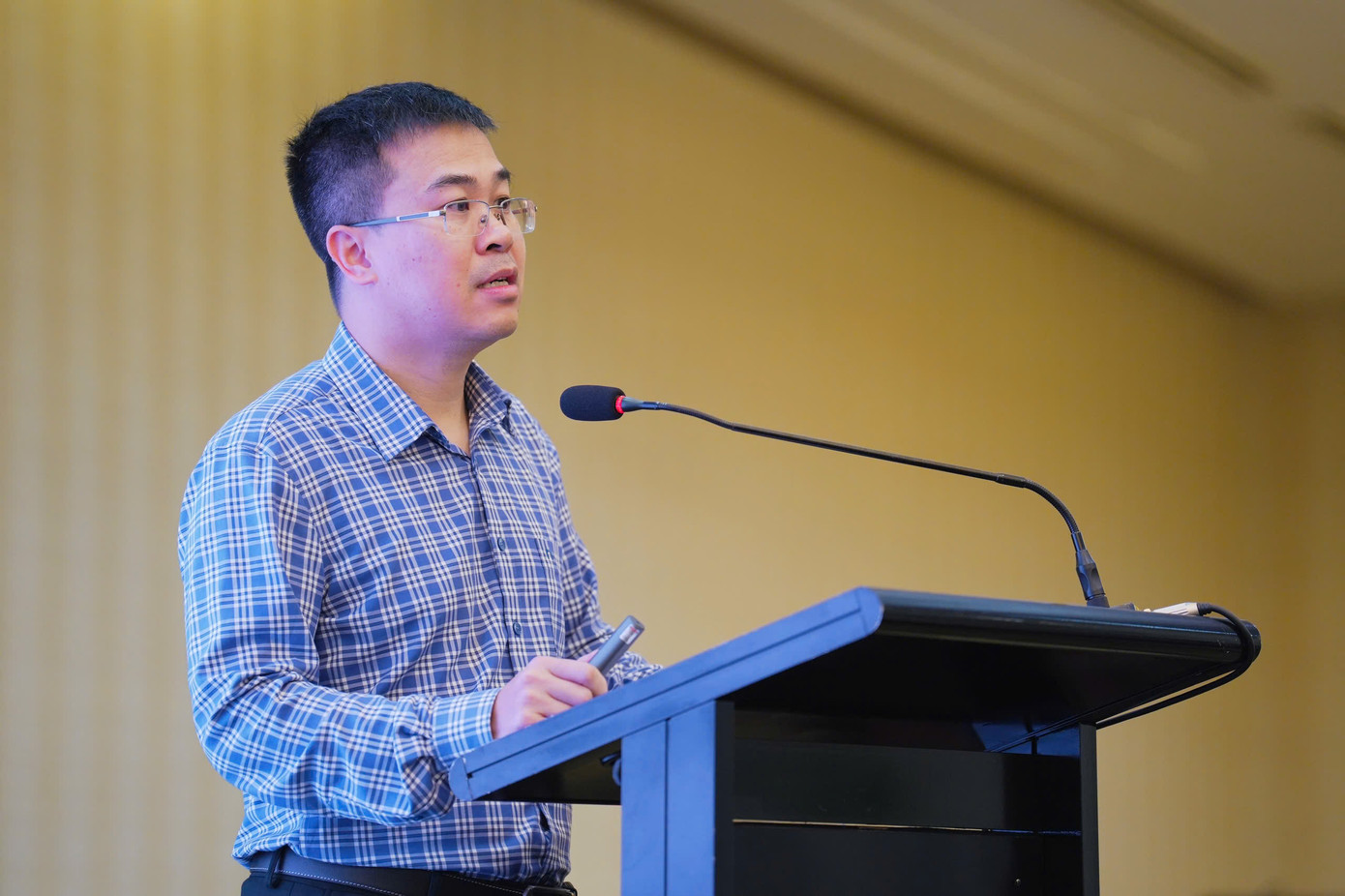 Ông Hoàng Việt Dũng, đại diện Vụ Tiết kiệm năng lượng và Phát triển bền vững, Bộ Công Thương trình bày nội dung Dự thảo Luật sửa đổi