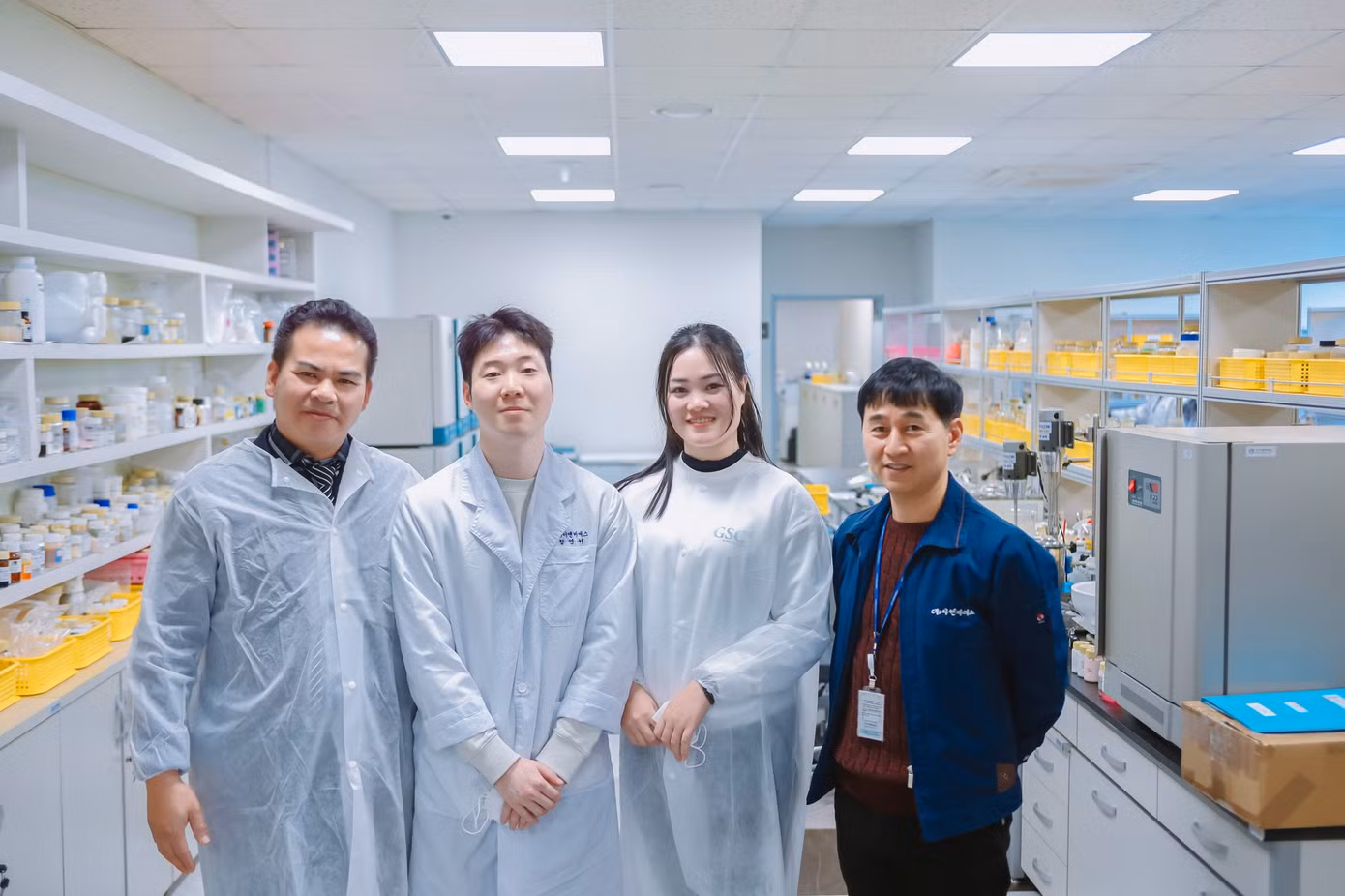 Ông Phạm Hồng thưởng với đối tác ENBIOSCIENCE tại phòng lab Ông Phạm Hồng thưởng với đối tác ENBIOSCIENCE tại phòng lab