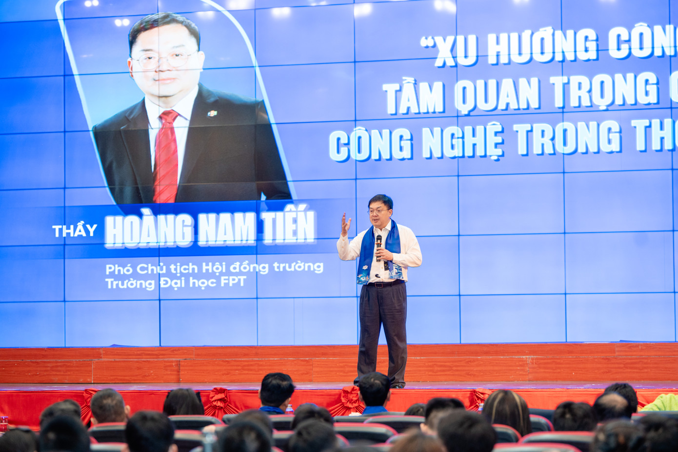 Ông Hoàng Nam Tiến - Phó chủ tịch Hội đồng trường Trường Đại học FPT chia sẻ với PHHS về chủ đề “Xu hướng công nghệ và tầm quan trọng của việc học công nghệ trong thời đại hiện nay” Ông Hoàng Nam Tiến - Phó chủ tịch Hội đồng trường Trường Đại học FPT chia sẻ với PHHS về chủ đề “Xu hướng công nghệ và tầm quan trọng của việc học công nghệ trong thời đại hiện nay”