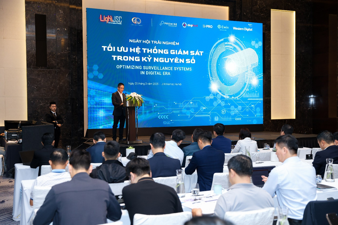 Ông Lê Quý Sơn – Chủ tịch Go Light Group, Tổng giám đốc LightJSC phát biểu khai mạc sự kiện