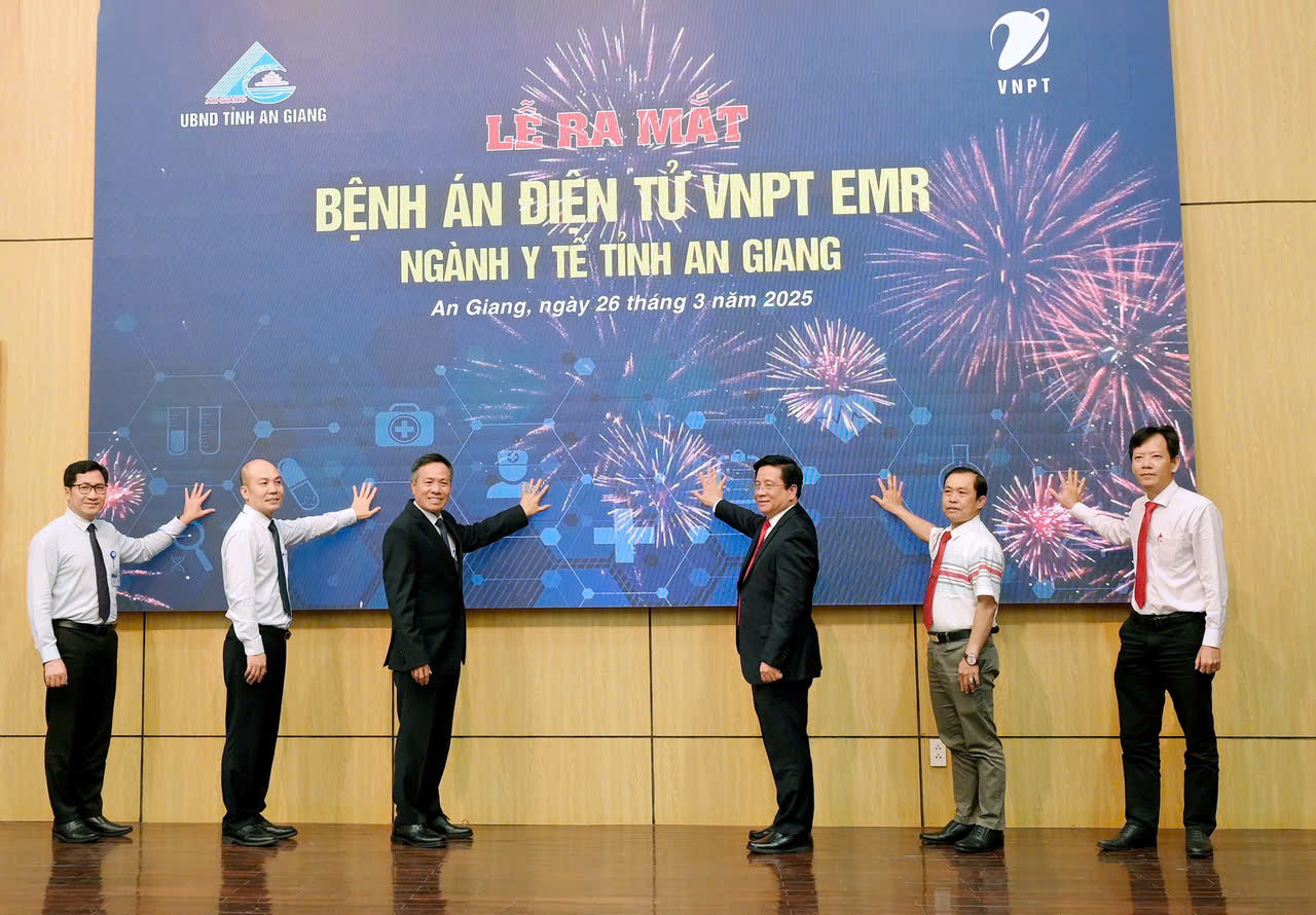 Các đại biểu bấm nút ra mắt Bệnh án điện tử VNPT EMR ngành y tế tỉnh An Giang. Các đại biểu bấm nút ra mắt Bệnh án điện tử VNPT EMR ngành y tế tỉnh An Giang.