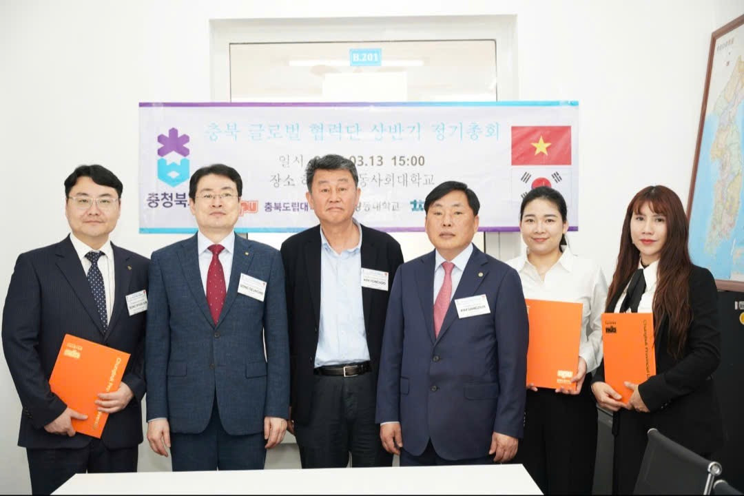 Hiệu trưởng trường Đại học GangDong, Hiệu trưởng trường Đại học tỉnh ChungBuk, Hiệu trưởng trường Đại học ChungCheong (từ phải qua). Bổ nhiệm ông Jeung Hyuck Jun làm Quản lý Học viện Toàn cầu ChungBuk tại Việt Nam (góc bên phải) và 2 nhân viên nữ của Học viện là: Vũ Thị Hồng Nhung và Nguyễn Thị Nhân (từ phải qua) Hiệu trưởng trường Đại học GangDong, Hiệu trưởng trường Đại học tỉnh ChungBuk, Hiệu trưởng trường Đại học ChungCheong (từ phải qua). Bổ nhiệm ông Jeung Hyuck Jun làm Quản lý Học viện Toàn cầu ChungBuk tại Việt Nam (góc bên phải) và 2 nhân viên nữ của Học viện là: Vũ Thị Hồng Nhung và Nguyễn Thị Nhân (từ phải qua)