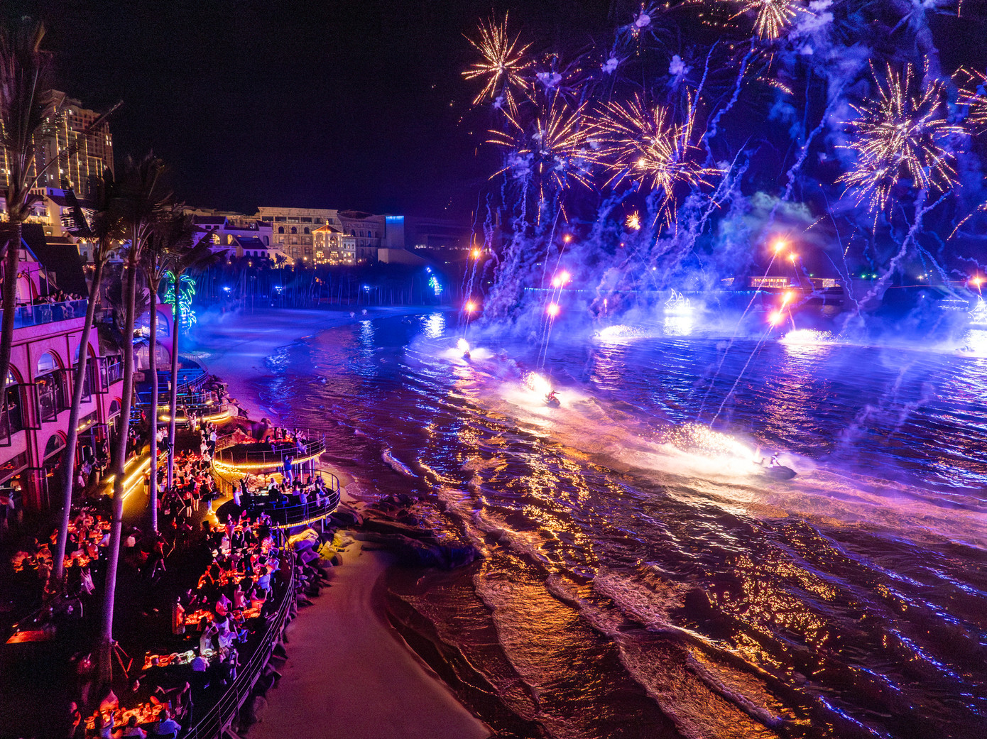 Tại Chợ đêm Vui Fest (thị trấn Hoàng Hôn, Phú Quốc), du khách có thể đi chợ, ăn uống và xem pháo hoa hàng ngày