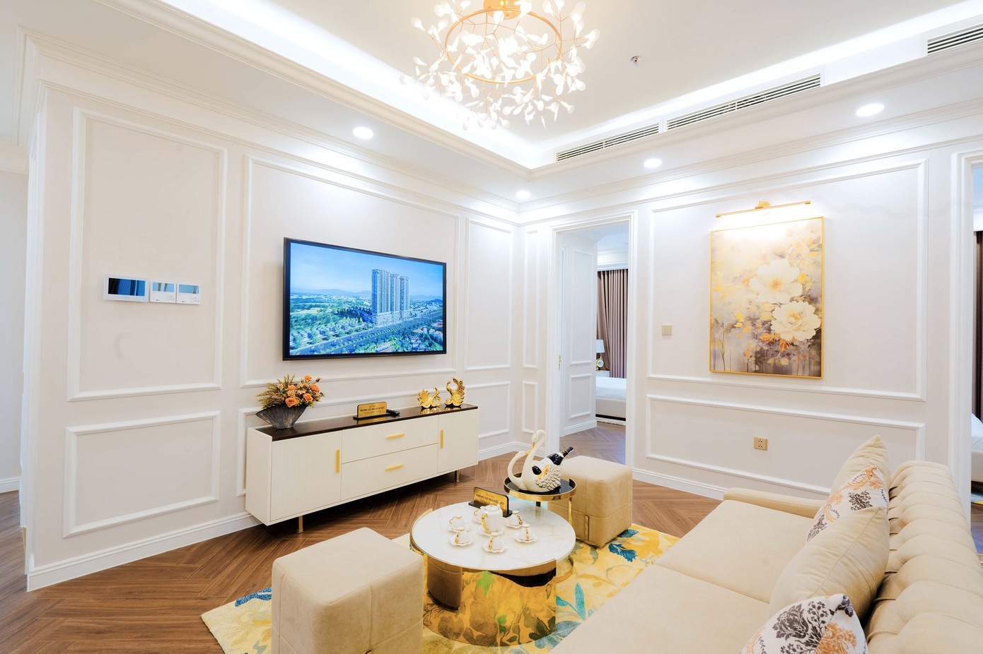 Phòng khách liền với phòng ăn cũng tạo ra khu vực sinh hoạt chung ấm cúng và rộng rãi để các gia đình đa thế hệ sum vầy. Đồng thời, thiết kế mở này còn cho phép chủ nhân căn hộ bài trí nội thất linh hoạt theo nhiều phong cách khác nhau, phù hợp cả để ở và kinh doanh lưu trú. Phòng khách liền với phòng ăn cũng tạo ra khu vực sinh hoạt chung ấm cúng và rộng rãi để các gia đình đa thế hệ sum vầy. Đồng thời, thiết kế mở này còn cho phép chủ nhân căn hộ bài trí nội thất linh hoạt theo nhiều phong cách khác nhau, phù hợp cả để ở và kinh doanh lưu trú.