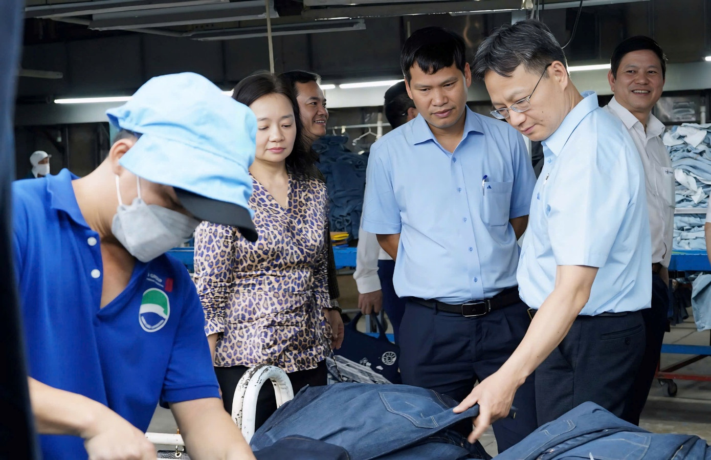 Ông Bùi Quốc Hoan – Phó Tổng giám đốc EVNSPC (thứ 2 từ phải sang) cùng đoàn công tác khảo sát khu vực nhà xưởng Công ty Cổ phần Đầu tư Thành Châu (tỉnh Long An) Ông Bùi Quốc Hoan – Phó Tổng giám đốc EVNSPC (thứ 2 từ phải sang) cùng đoàn công tác khảo sát khu vực nhà xưởng Công ty Cổ phần Đầu tư Thành Châu (tỉnh Long An)