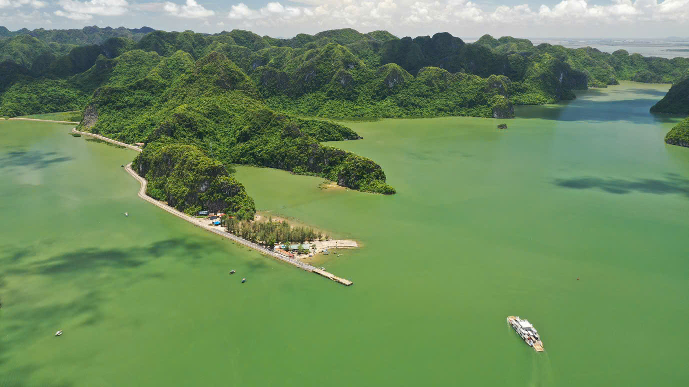 Phà Tuần Châu – Gia Luận đưa du khách từ Hạ Long tới đảo Cát Bà. Ảnh: Quốc Nam