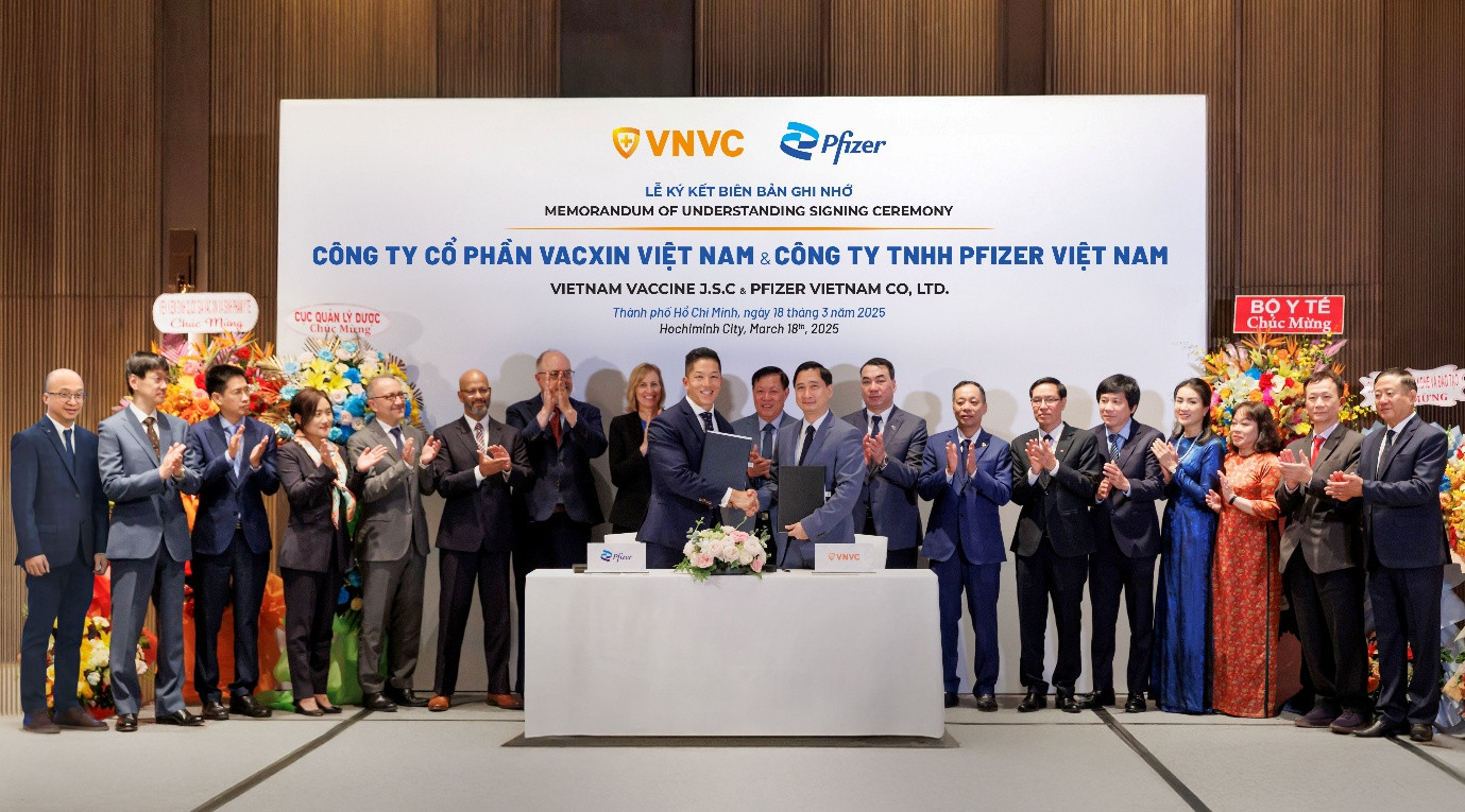 Ông Darrell Oh, Tổng Giám đốc Pfizer Việt Nam và ông Ngô Chí Dũng, Chủ tịch Hội đồng Quản trị kiêm Tổng Giám đốc Hệ thống tiêm chủng VNVC và Nhà máy Vắc xin và Sinh phẩm VNVC ký biên bản ghi nhớ hợp tác trong lĩnh vực sản xuất vắc xin.