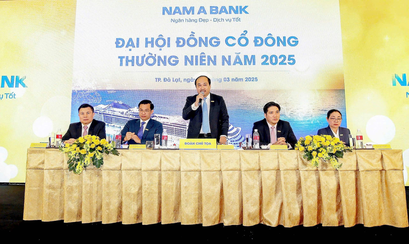 Ông Trần Ngô Phúc Vũ – Chủ tịch HĐQT Nam A Bank phát biểu tại Đại hội.