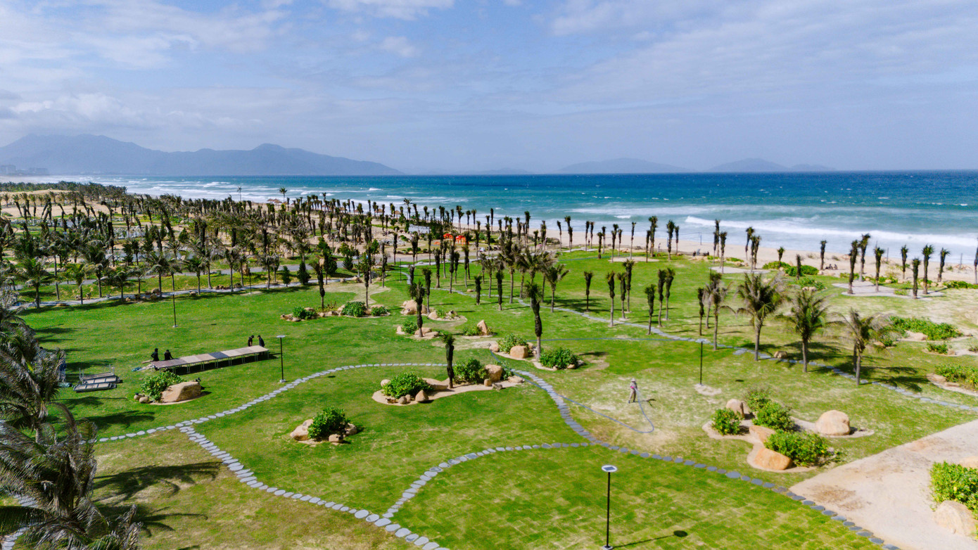 Công viên biển khu A trải dài 1,2km dọc bờ biển Bãi Dài