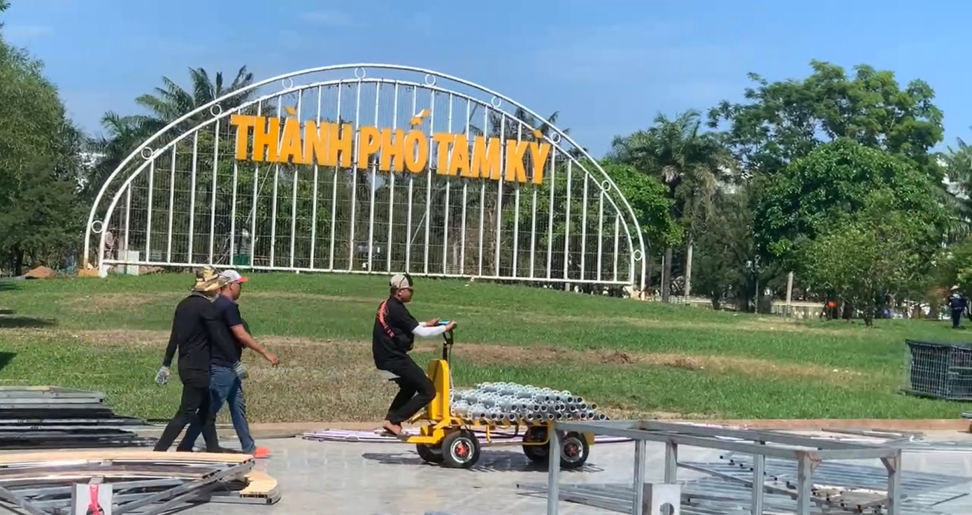 Các đơn vị nhà thầu thi công đang khẩn trương chuẩn bị các hạng mục để kịp tiến độ.