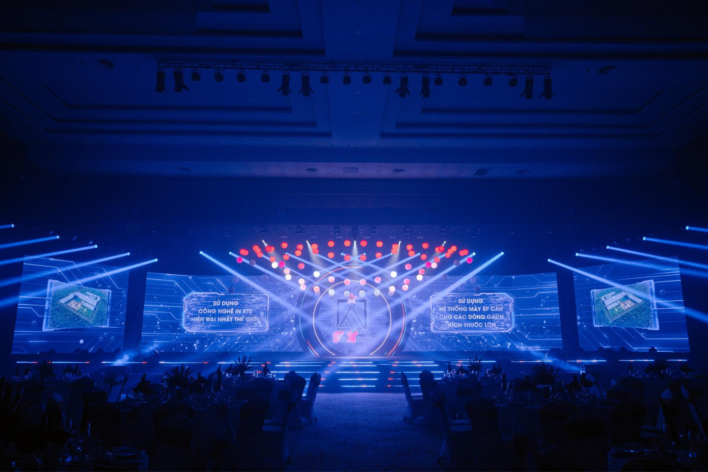 Gala Dinner doanh nghiệp tổ chức tại Trung tâm hội nghị Quốc tế FLC Quy Nhơn. Ảnh: FLC Hotels & Resorts Gala Dinner doanh nghiệp tổ chức tại Trung tâm hội nghị Quốc tế FLC Quy Nhơn. Ảnh: FLC Hotels & Resorts