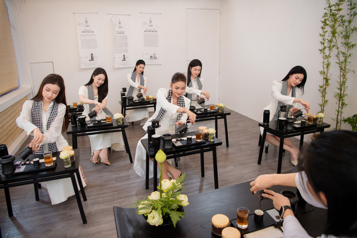 Tại Bảo tàng Thế giới cà phê, các người đẹp thích thú trải nghiệm Cà phê Thiền (Ảnh: Tô Thanh Tân)