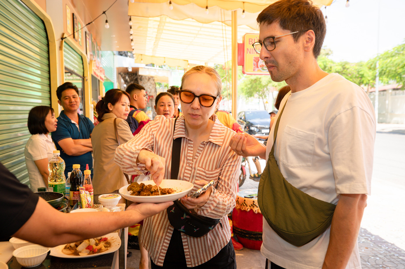 Khách hàng thưởng thức món ăn được chế biến từ thịt đà điểu VietOstrich