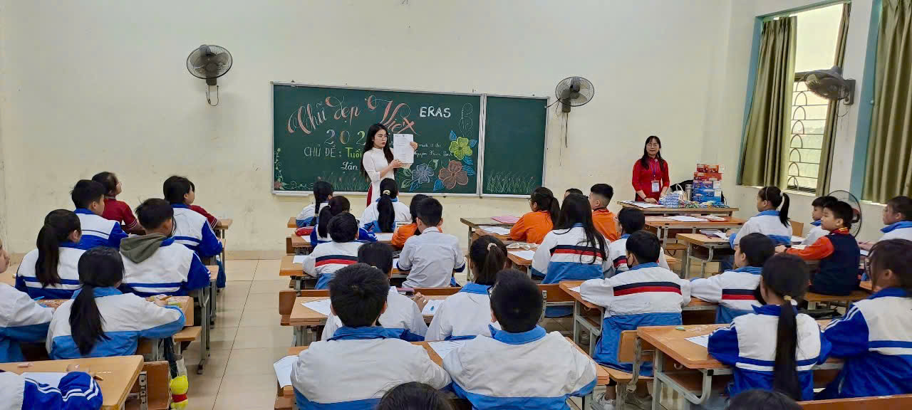 Trong phòng thi Viết chữ đẹp tại Cung văn hóa thiếu nhi thành phố Hải Phòng Trong phòng thi Viết chữ đẹp tại Cung văn hóa thiếu nhi thành phố Hải Phòng