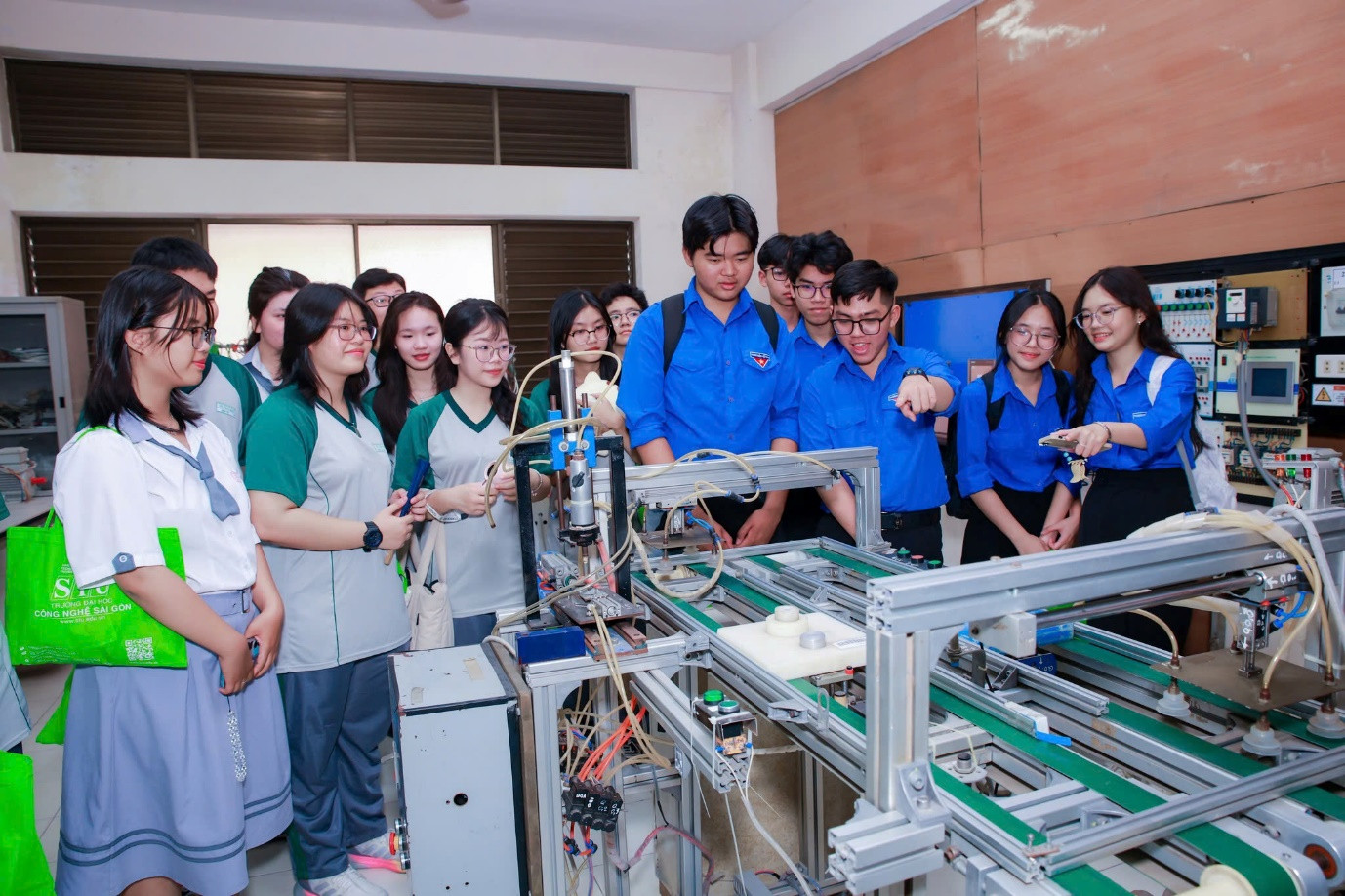 Học sinh được trải nghiệm thực tế tại phòng thí nghiệm thực hành