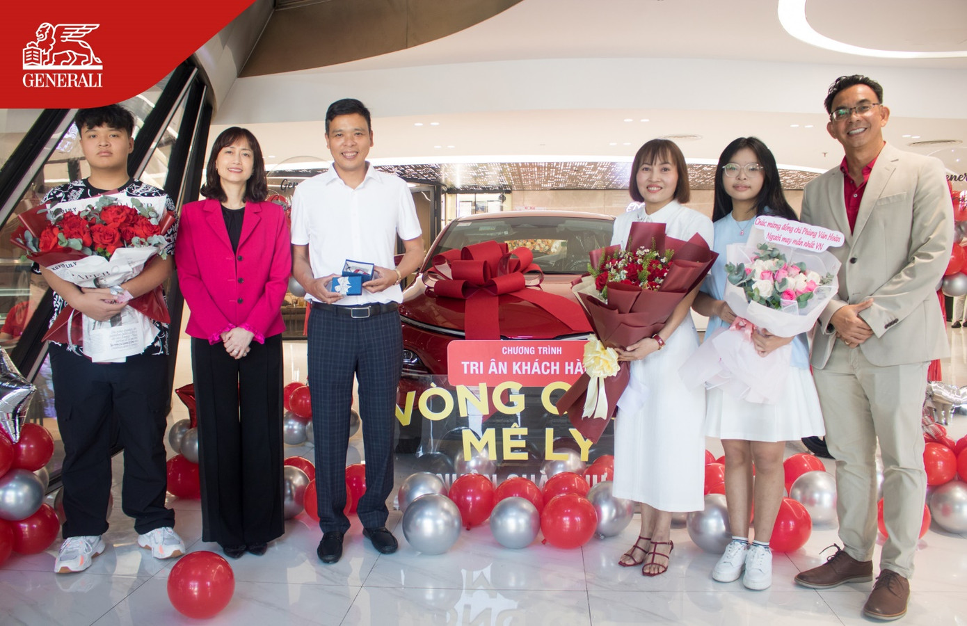 Cả gia đình anh Phùng Văn Hoàn (Hà Nội) - khách hàng may mắn trúng giải Đặc biệt xe ô tô VinFast VF6 cùng vào TP.HCM nhận giải. Cả gia đình anh Phùng Văn Hoàn (Hà Nội) - khách hàng may mắn trúng giải Đặc biệt xe ô tô VinFast VF6 cùng vào TP.HCM nhận giải.