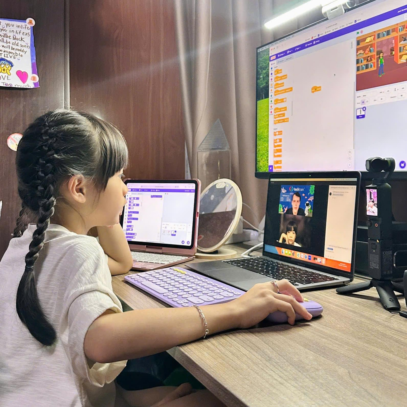 Dù mới 8 tuổi, thái độ học tập của Chloe khiến nhiều người lớn phải ngạc nhiên Dù mới 8 tuổi, thái độ học tập của Chloe khiến nhiều người lớn phải ngạc nhiên