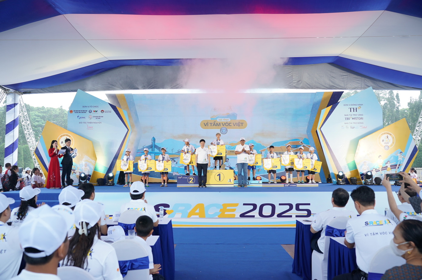 BTC trao giải top 10 nội dung Tiểu học Ảnh BTC